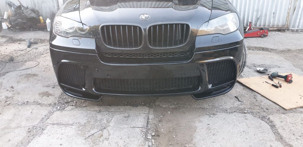 Залепване на счупена броня на BMW X6